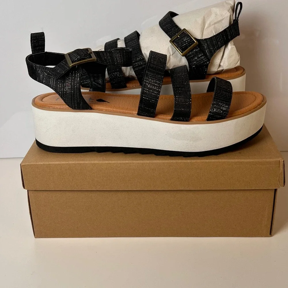 Nest Kauai Platform‎ Sandals Black Strappy Buckle Detail Women's Shoes
